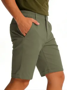 Seitenansicht der schnelltrocknenden olivgrünen Herren-Cargo-Shorts mit Gummizug.