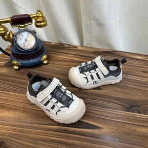 Détail des baskets en maille respirante pour enfants avec sangles auto-agrippantes