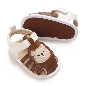Detailansicht von Babysandalen mit Cartoon-Bär-Design und rutschfester weicher Sohle