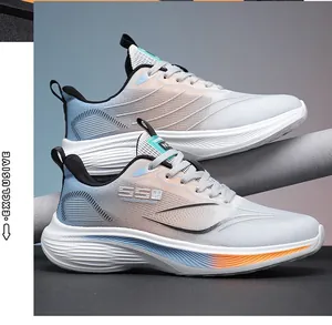 Vue détaillée de chaussures de course ultralégères pour hommes avec dégradé.