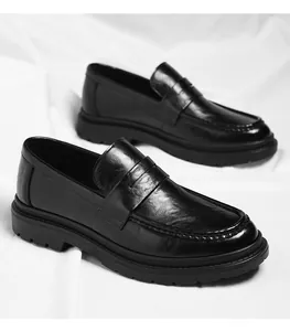 Professionelle Detailaufnahme von klassischen schwarzen Leder-Loafers für Herren