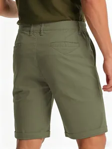 Detailansicht der Rückseite von olivgrünen, schnell trocknenden Cargo-Shorts für Herren