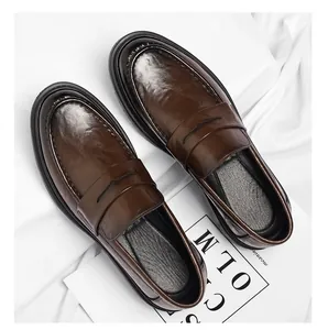 Detailansicht der hochwertigen braunen Herren-Loafer aus poliertem Leder mit dicker Sohle