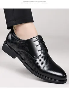 Primer plano detallado de zapatos formales de cuero negro perforado y transpirable