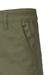 Detailansicht von elastischem Bund und Seitentasche an olivgrünen Outdoor-Cargo-Shorts