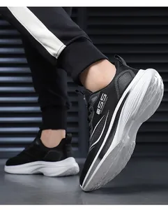 Vue détaillée de chaussures de course noires légères pour hommes avec semelle blanche et logo SS