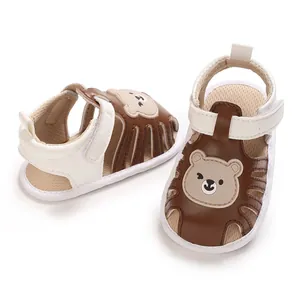Detail niedlicher Bären-Babysandalen mit weicher Anti-Rutsch-Sohle und Klettverschluss