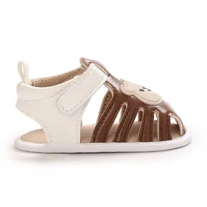 Detailansicht der braunen Baby-Sandalen mit weicher Sohle und süßem Bären-Design