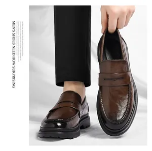 Detailansicht klassischer brauner Herren-Loafer aus Leder mit stilvoller Mokassin-Naht