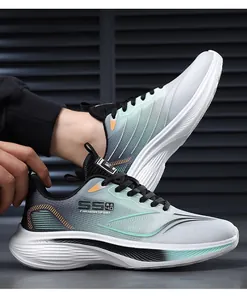 Vue détaillée de chaussures de course dégradé vert menthe pour homme avec semelle blanche.