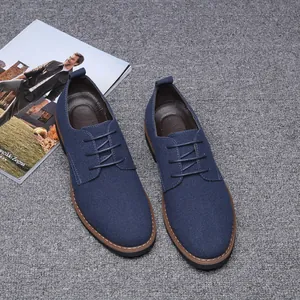 Détail de chaussures de ville décontractées en daim bleu pour hommes avec bout rond et lacets