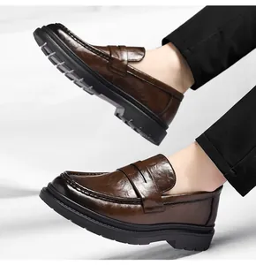 Detailansicht brauner Leder-Loafer mit dicker Gummisohle und klassischen Mokassin-Nähten.