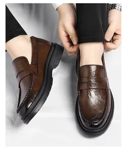 Klassische braune Leder-Loafer für Herren mit dicker schwarzer Gummisohle