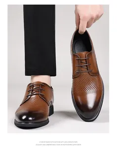 Detalle de zapatos de vestir marrones perforados para hombre con diseño transpirable
