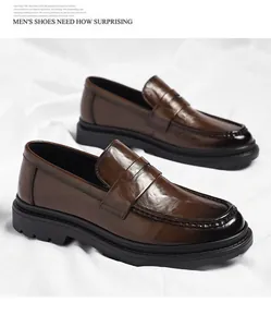 Klassische braune Penny Loafer aus Leder für Herren mit dicker schwarzer Gummisohle