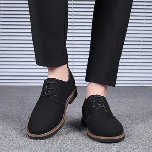 Gros plan sur des chaussures décontractées pour hommes en cuir givré noir à lacets