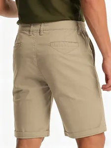 Rückansicht der khakifarbenen Outdoor-Cargo-Shorts für Herren mit funktionaler Tasche