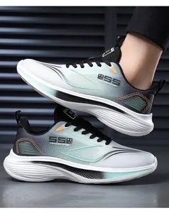 Vue détaillée des chaussures de course légères et respirantes pour hommes à semelle souple