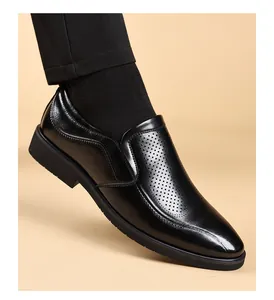 Vue détaillée de chaussures de ville en cuir noir respirantes pour hommes, style slip-on.