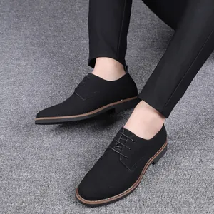 Gros plan de chaussures décontractées en daim noir mat pour hommes avec bout rond classique