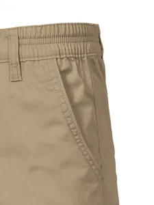 Detailansicht der Herren-Cargo-Shorts mit elastischem Bund und Seitentasche.