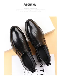 Vue de dessus de mocassins en cuir noir avec détails de motifs perforés élégants