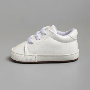 Vue latérale détaillée de baskets blanches pour bébés avec texture crocodile