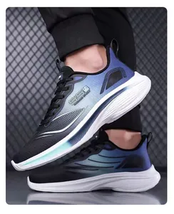 Gros plan de chaussures de course légères pour hommes avec dégradé bleu et semelle souple