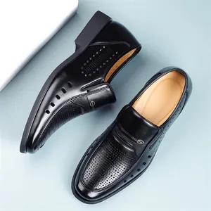 Herren-Slipper aus schwarzem, atmungsaktivem Leder im klassischen Business-Design mit Lochmuster