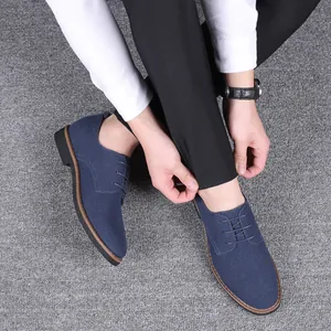 Gros plan de chaussures décontractées en daim bleu pour hommes avec lacets et bout rond