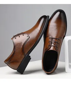 Detalle de zapatos de vestir marrones para hombre con perforaciones láser transpirables