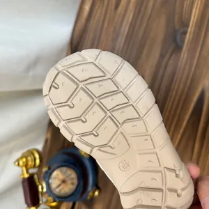 Vue détaillée de la semelle antidérapante d'une chaussure de sport enfant