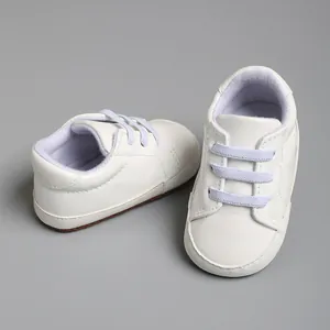 Détail de baskets blanches pour bébé en similicuir avec lacets élastiques mauves