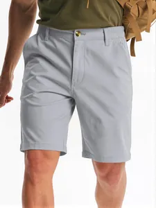 Detailansicht graue Herren-Golfshorts, schnelltrocknend mit elastischem Bund und Metallknopf