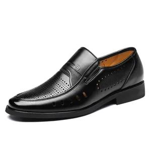Klassische schwarze Herren-Leder-Slipper mit atmungsaktiven lasergeschnittenen Perforationen