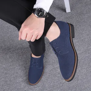 Gros plan détaillé des chaussures décontractées en daim bleu pour hommes avec pantalon