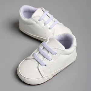 Vue détaillée montrant la surface texturée des chaussures de marche pour bébé