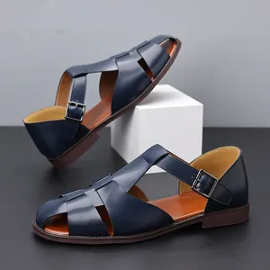 Detailopname van heren cage sandalen in marineblauw leer met gesloten teen en gesp
