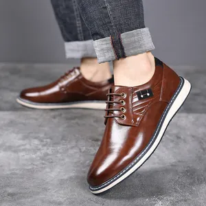 Detailansicht von braunen Herren-Lederschuhen mit glatter Oberfläche und Anti-Rutsch-Sohle.