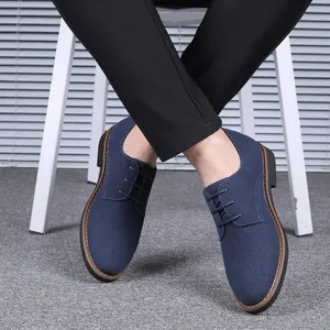Vue détaillée de chaussures décontractées en daim bleu pour hommes avec bout rond et trépointe