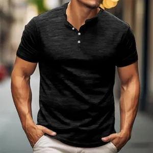 Detalle de una camiseta Henley negra de algodón flamé con tapeta de tres botones