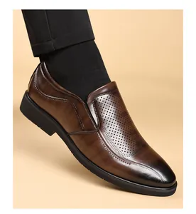 Gros plan de mocassins business pour hommes en cuir marron perforé avec semelle souple.