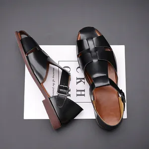 Klassieke zwarte herenlederen sandalen met gesloten neus en gespriem