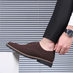 Vue de côté des chaussures derby en daim marron pour hommes avec une texture fine.