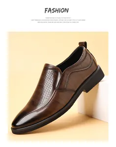 Gros plan sur des chaussures décontractées en cuir marron respirant pour hommes élégantes