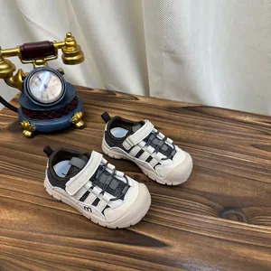 Baskets en maille respirante pour enfants avec semelles antidérapantes pour tout-petits.