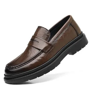 Klassische braune Leder-Penny-Loafer für Herren mit dicker schwarzer Gummisohle für Business.