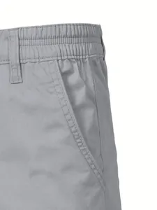 Detailansicht von Bund und Tasche der grauen Herren-Outdoor-Cargo-Shorts für Freizeit