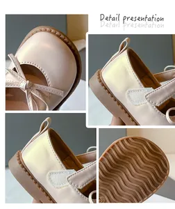 Detalle de zapatos Mary Jane perlados para niña con lazo y suela suave ondulada.