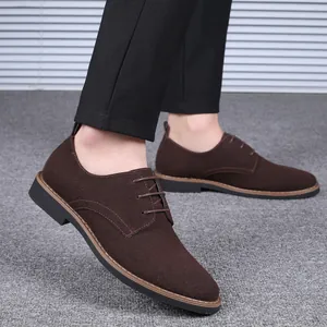 Vue latérale de chaussures habillées pour hommes en daim marron foncé avec pantalon noir